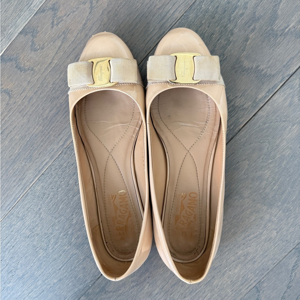 Women’s Ferragamo Varina Flats in Beige size 6.5B